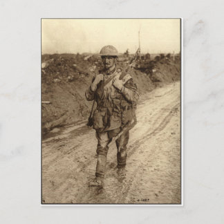 Postal Un soldado Tommy canadiense cubierto de barro regr