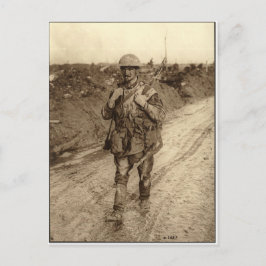 Postal Un soldado Tommy canadiense cubierto de barro regr