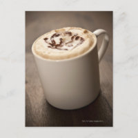 Un tazón de café capuchino coronado con fusión