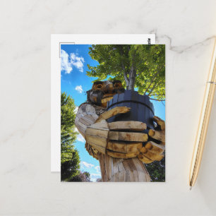 Postal Un trol sosteniendo un árbol para proteger la natu