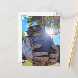 Postal Un troll gigante sostiene un árbol