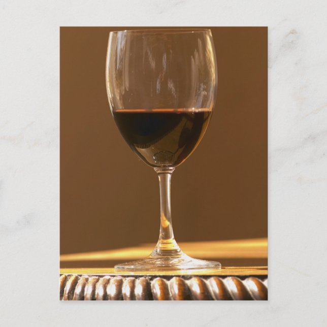 Postal Un vaso de tinto Chateau Belgrave a la luz del sol (Anverso)