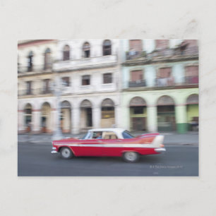 Postal Un viejo auto recorriendo las calles de La Habana,