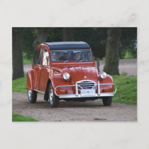 Postal Un viejo Citroen 2CV rojo con una mujer sonriente