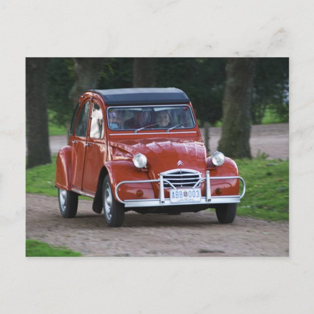 Postal Un viejo Citroen 2CV rojo con una mujer sonriente (Anverso)