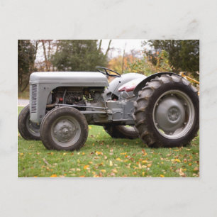 Postal Un viejo tractor en caída