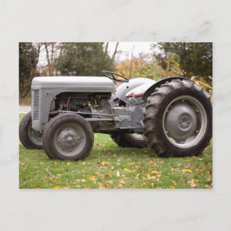 Postal Un viejo tractor en caída