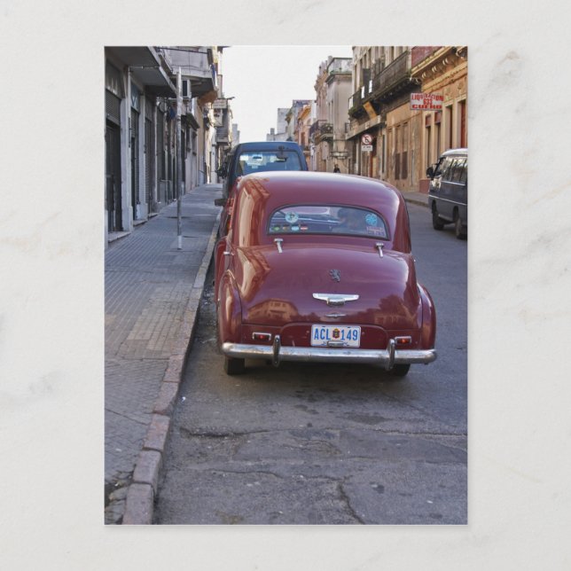 Postal Un viejo y clásico auto Peugeot rojo estacionado e (Anverso)