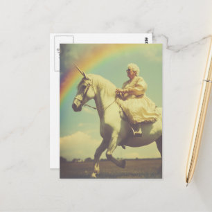 Postal Una anciana fantasmal montando unicornio