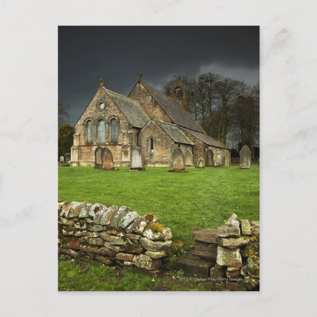 Postal Una Antigua Iglesia Bajo Un Cielo Oscuro (Anverso)