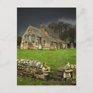 Postal Una Antigua Iglesia Bajo Un Cielo Oscuro
