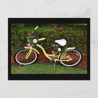 Postal Una bicicleta amarilla cubierta de flores - espald