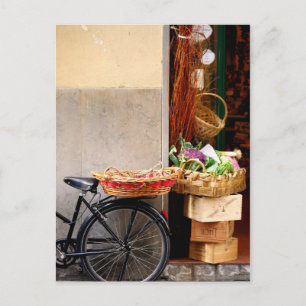 Postal Una bicicleta frente a una tienda italiana