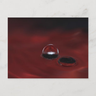 Postal Una burbuja doble en el agua roja
