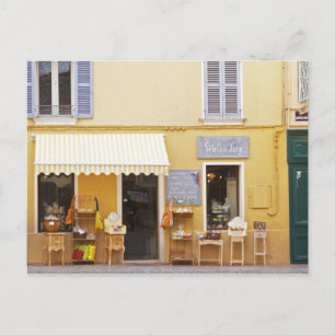 Postal Una calle de mercado en el casco antiguo con una t