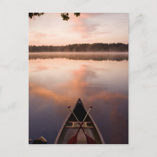 Postal Una canoa descansa en la orilla del lago Pawtuckaw