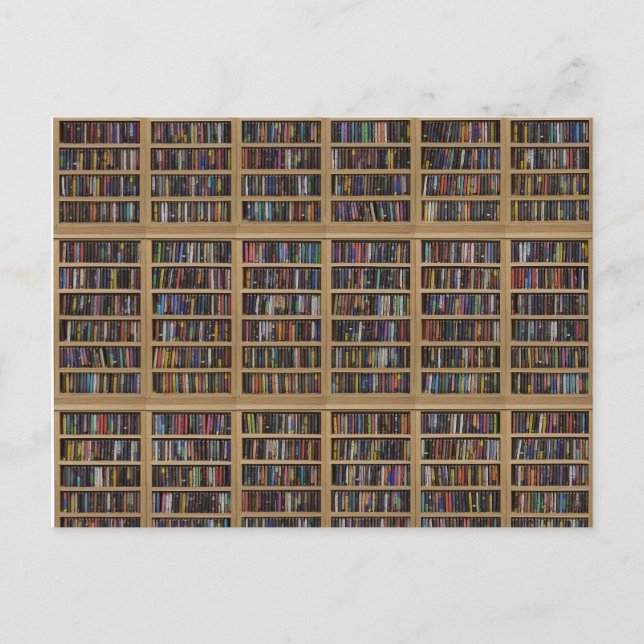 Postal Una colección de libros en la pared llena de libro (Anverso)
