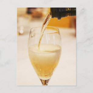 Postal Una copa de champagne siendo llenada con Gosset