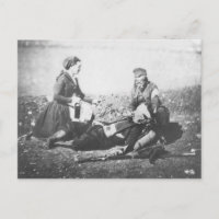 Una enfermera cuidando a un hombre herido