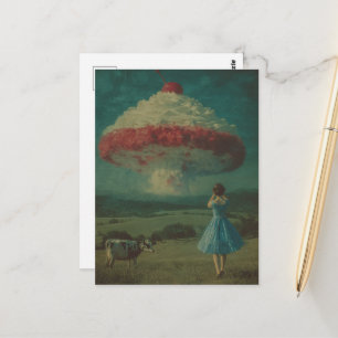 Postal Una explosión de postre batido surrealista en el p