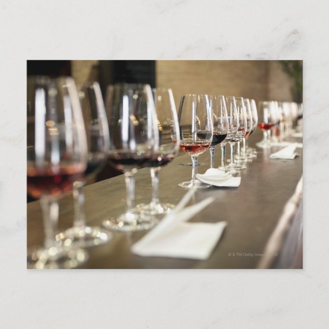 Postal Una fila larga de copas de vino puso tan un grande (Anverso)