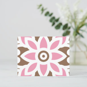 Postal una flor rosa de fondo marrón