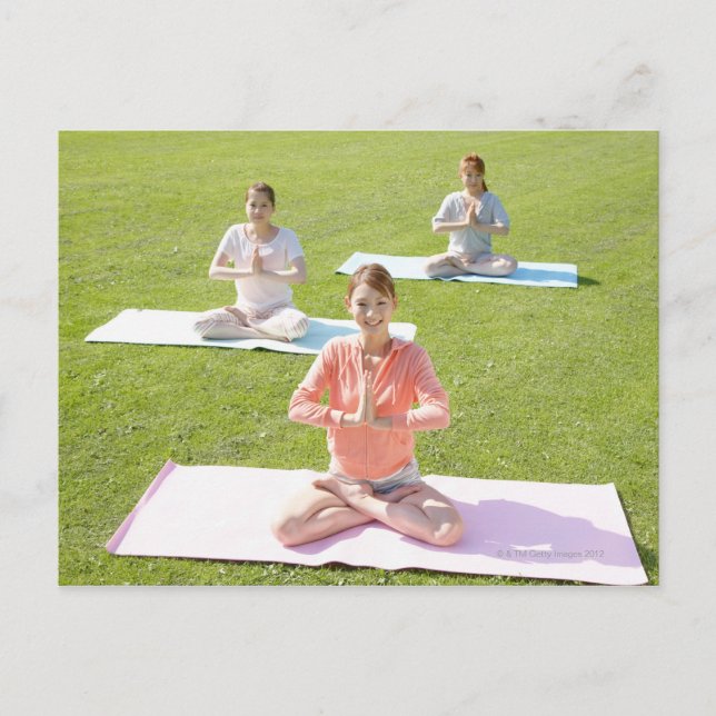 Postal Una joven haciendo yoga (Anverso)