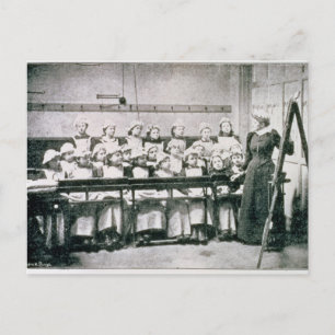 Postal Una lección en ciencias domésticas (foto de b&w)