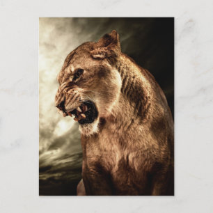 Postal Una leona ruidosa contra el cielo tormentoso