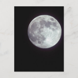 Postal Una luna llena brillante en un cielo nocturno negr