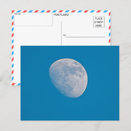 Postal Una luna serena contra un cielo azul claro