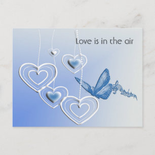 Postal Una mariposa y corazones