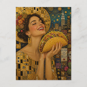 Postal Una mujer alegre con un taco