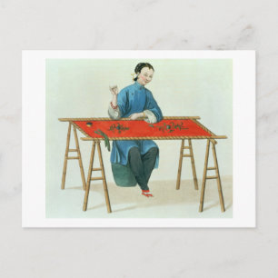 Postal Una mujer bordando, plato 41 de 'The Costume o