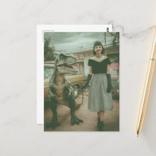 Postal Una mujer camina por su mascota T-Rex