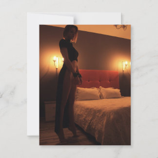 Postal Una mujer con un manto negro en un cuarto oscuro