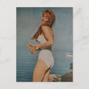 Postal Una mujer hermosa en la playa en 1957