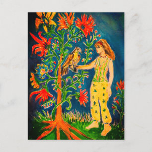 Postal Una mujer parada junto a un árbol fantástico