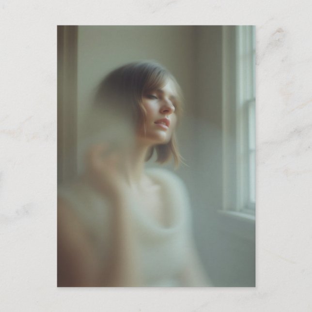 Postal Una mujer perdida en sus pensamientos Fotografía v (Anverso)