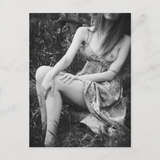 Postal Una mujer sexy frente a la naturaleza