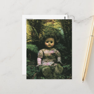 Postal Una muñeca abandonada espeluznante en el bosque