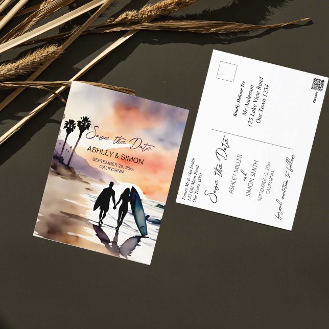 Postal Una pareja de surfistas al atardecer acuarela guar (Surfing California sunset save the date postcard surfers couple with surfboards walking on a beach)