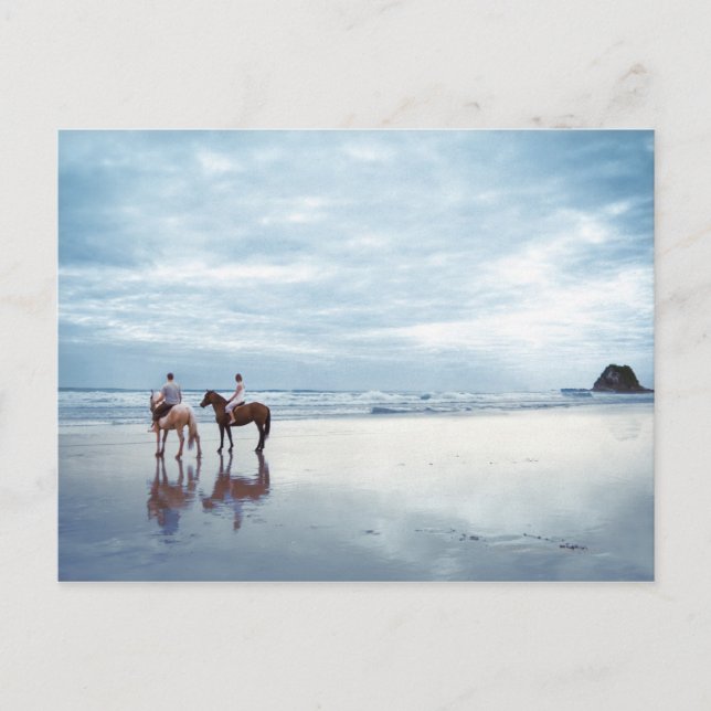 Postal Una pareja montando caballos en la playa de Parkir (Anverso)