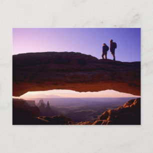 Postal Una pareja observa el amanecer desde la cima del A