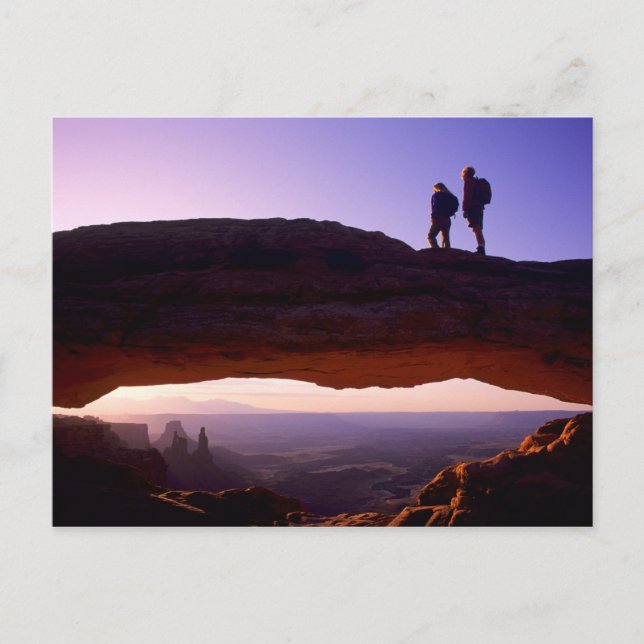 Postal Una pareja observa el amanecer desde la cima del A (Anverso)