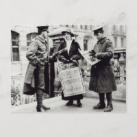 Una Sufragette vendiendo periódicos a dos