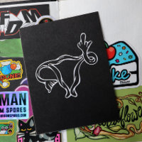 Útero con dedo medio Pro-elección