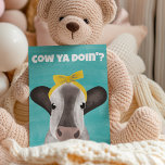 Postal ¿Vaca Ya Doin? Vaca dulce en reverso<br><div class="desc">El mensaje "Cow Ya Doin'?" que aparece en la parte delantera de esta postal puede ser personalizado con su propio texto. Aparecen con letras blancas y negritas encima de un lindo ilustracion de una vaca con un arco amarillo puesto contra un fondo azul turquesa. El lado inverso está en blanco...</div>