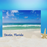 Postal Vacaciones fotográficas de Destin Florida Beach<br><div class="desc">Una hermosa fotografía de playa tomada en el destino ideal de vacaciones de Destin, Florida. Las hermosas aguas verdes de Sandestin se adentran en la arena de la costa bajo los cielos azules serenos para hacer la foto perfecta de las vacaciones. Vender estas bonitas postales en tu tienda de playa...</div>