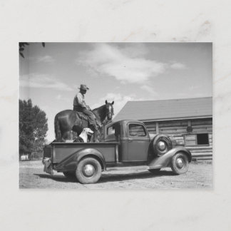 Postal Vaquero con caballo en un camión